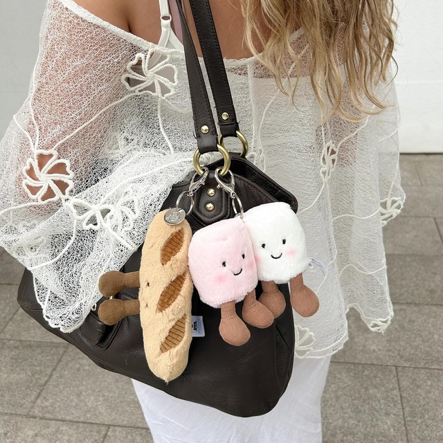 AD Hot nails, some mega jewellery stacks & even better @jellycats – this is a week in the LG life,