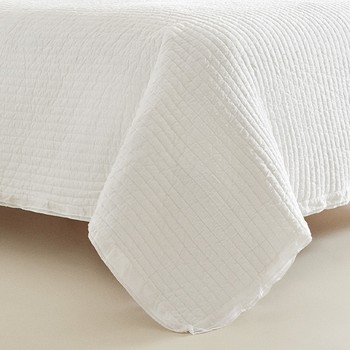 Plumetis Quilt With Ruffles from Zara Home 