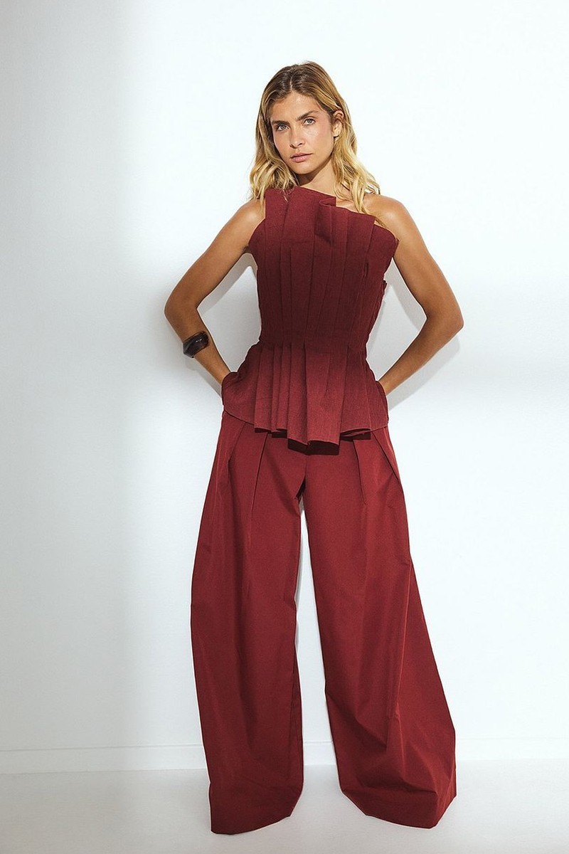 Asymmetric Volume Top from Na-Kd 