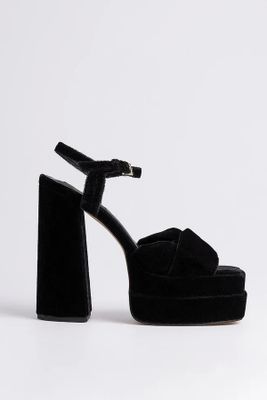 Knotted Plateau Heels from Na-Kd