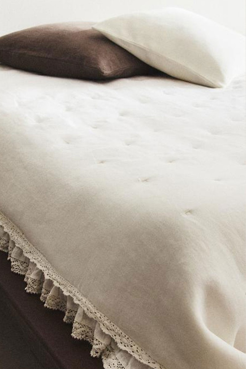 Linen Quilt With Lace Trim