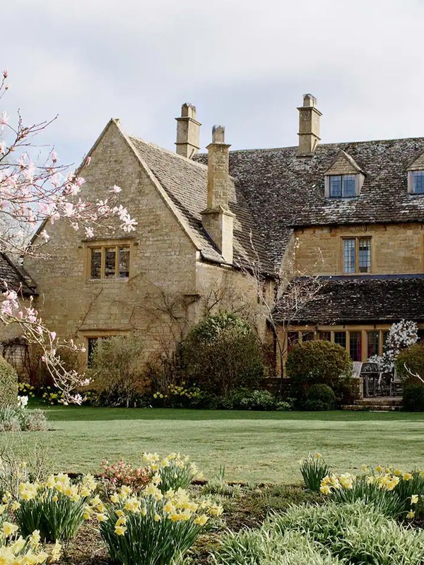 10 Great Airbnbs For Couples, Friends & Families