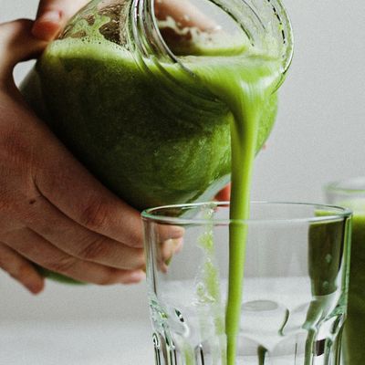 How To Make A Healthy Green Smoothie & 4 Recipes To Try